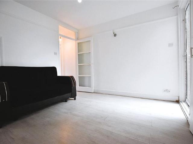 3 bedroom end of terrace house to rent