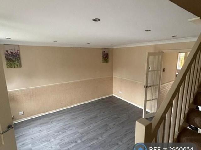 3 bedroom end of terrace house to rent