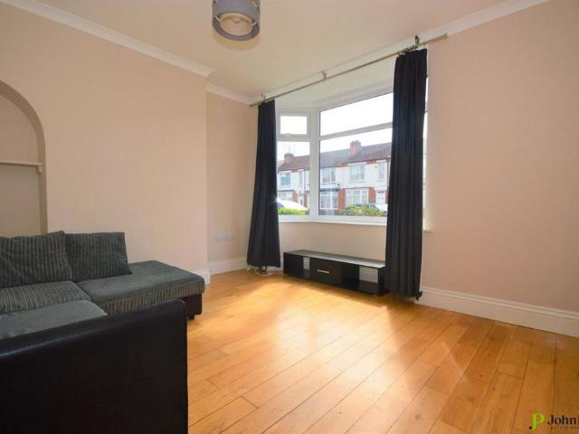 3 bedroom end of terrace house to rent