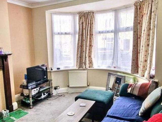 3 bedroom end of terrace house to rent