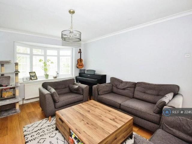 3 bedroom end of terrace house to rent