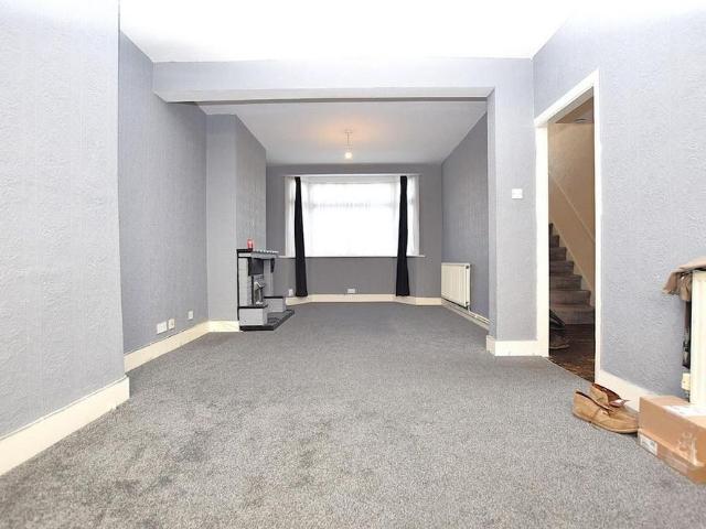 3 bedroom end of terrace house to rent