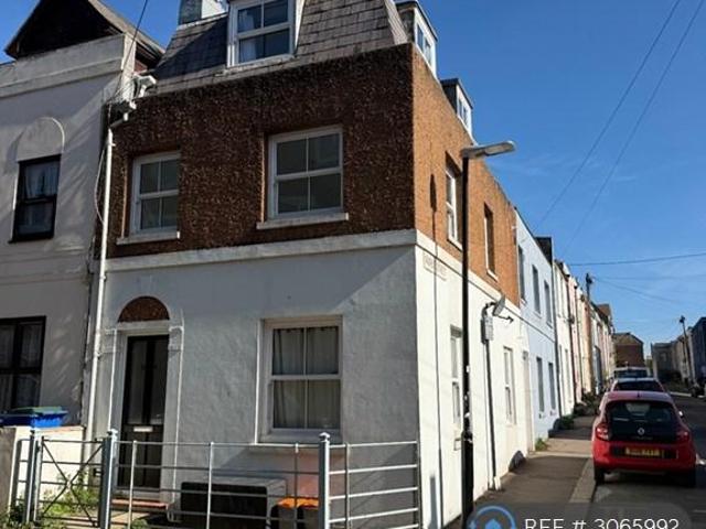 3 bedroom end of terrace house to rent