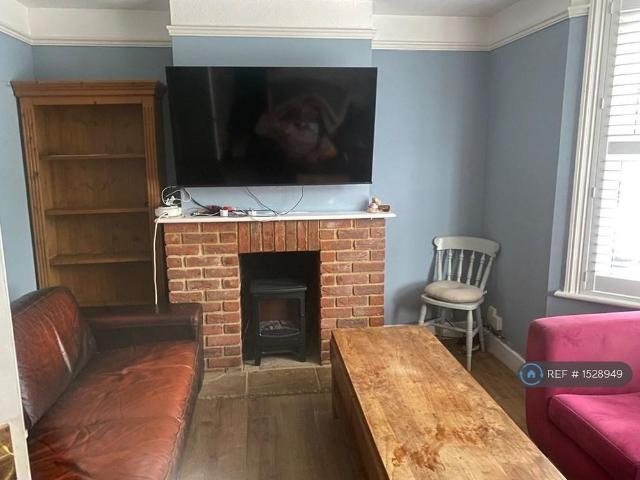 3 bedroom end of terrace house to rent