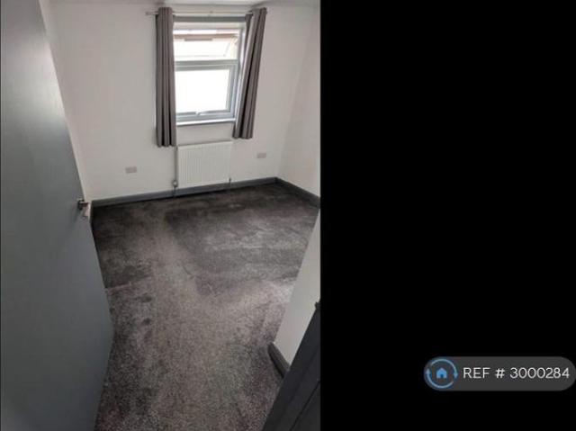 3 bedroom end of terrace house to rent
