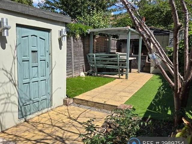3 bedroom end of terrace house to rent