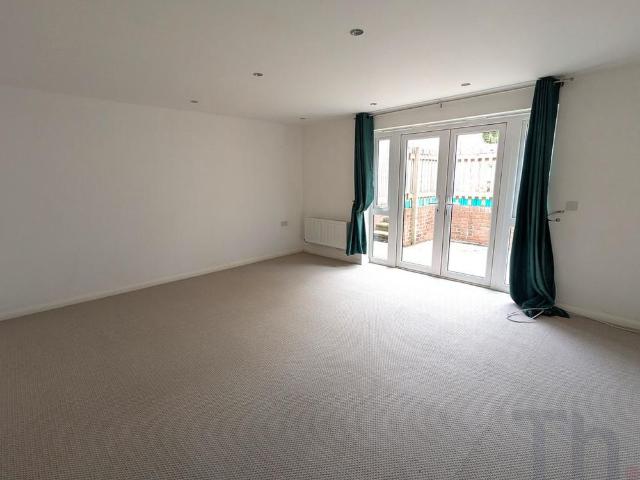 3 bedroom end of terrace house to rent