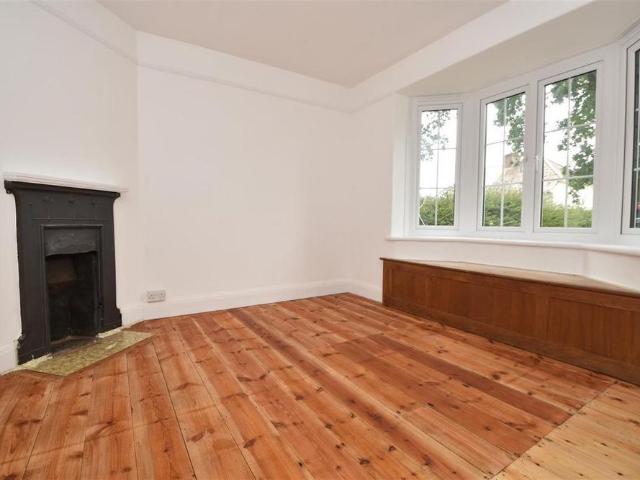 3 bedroom end of terrace house to rent