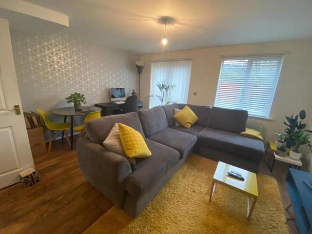 3 bedroom end of terrace house to rent