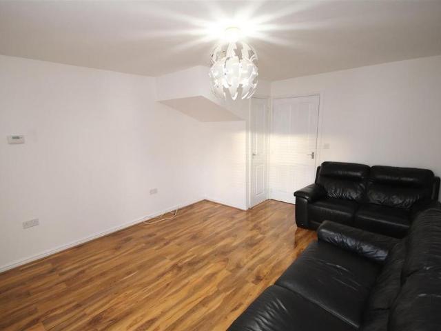 3 bedroom end of terrace house to rent