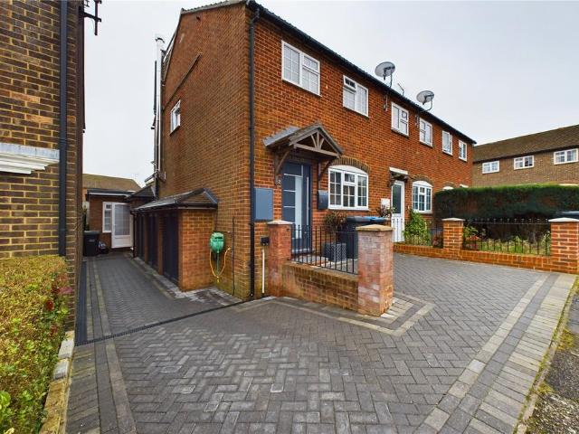 3 bedroom end of terrace house to rent