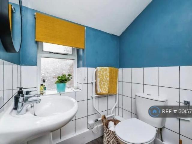 3 bedroom end of terrace house to rent