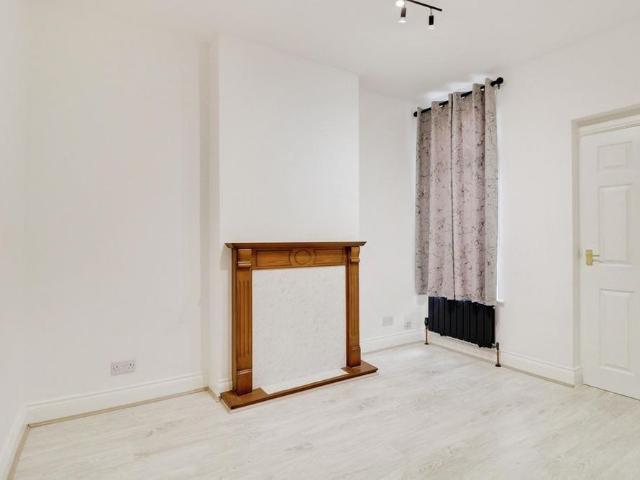 3 bedroom end of terrace house to rent