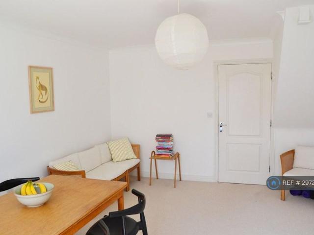 3 bedroom end of terrace house to rent