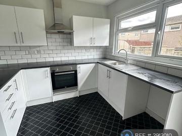 3 bedroom end of terrace house to rent