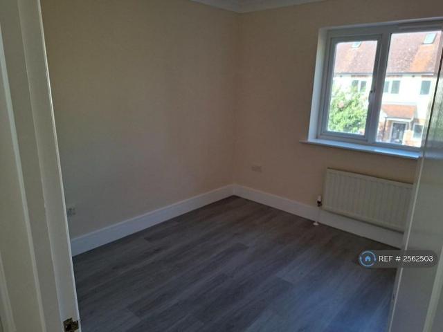 3 bedroom end of terrace house to rent