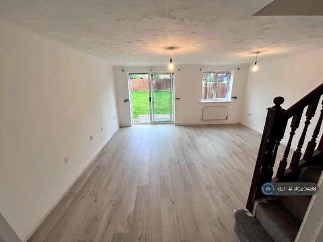 3 bedroom end of terrace house to rent