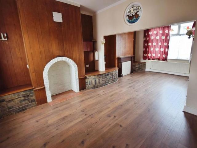 3 bedroom end of terrace house to rent