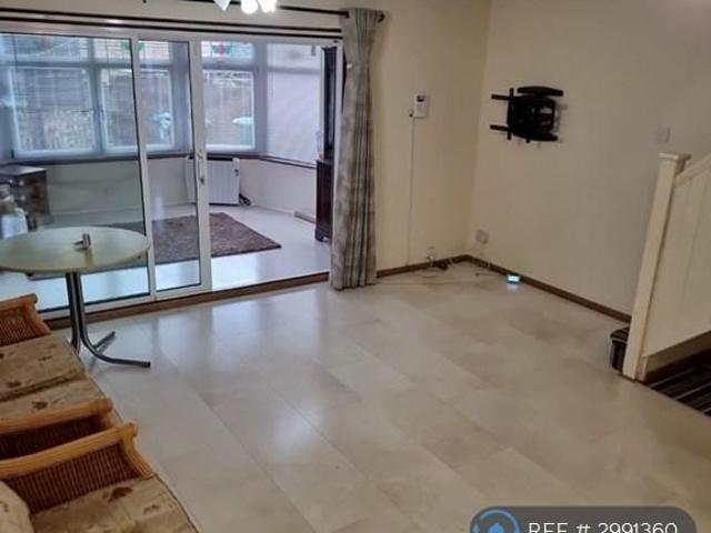3 bedroom end of terrace house to rent