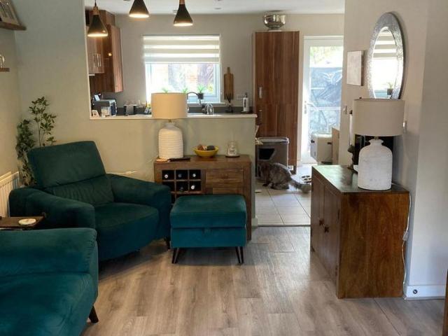 3 bedroom end of terrace house to rent