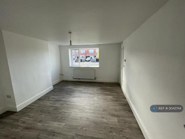 3 bedroom end of terrace house to rent