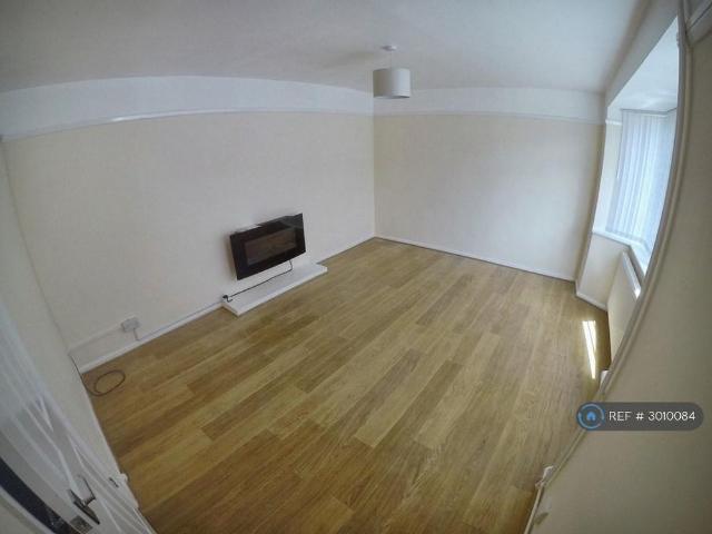 3 bedroom end of terrace house to rent