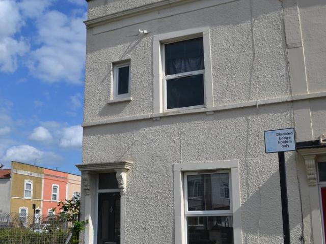 3 bedroom end of terrace house to rent