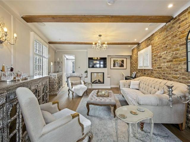 3 bedroom end of terrace house to rent