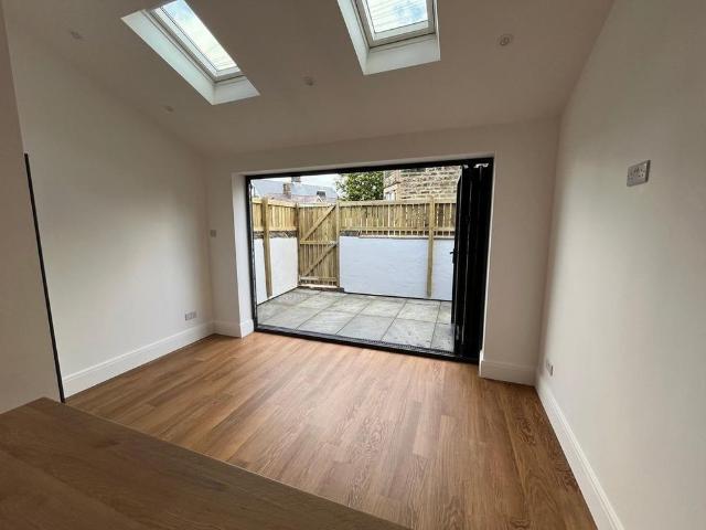 3 bedroom end of terrace house to rent