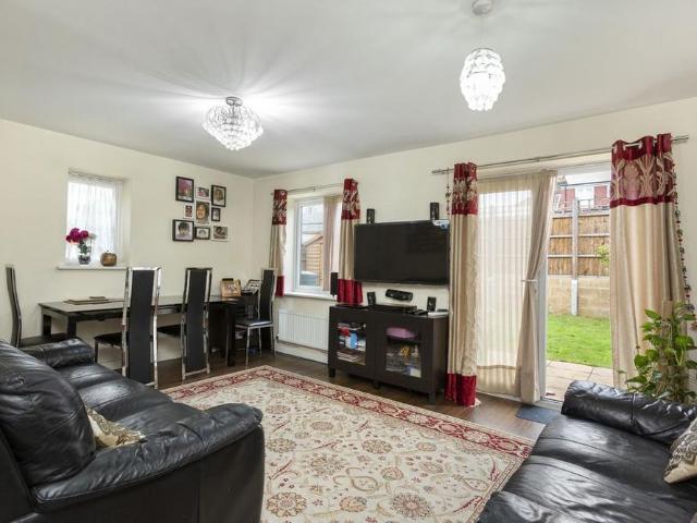 3 bedroom end of terrace house to rent