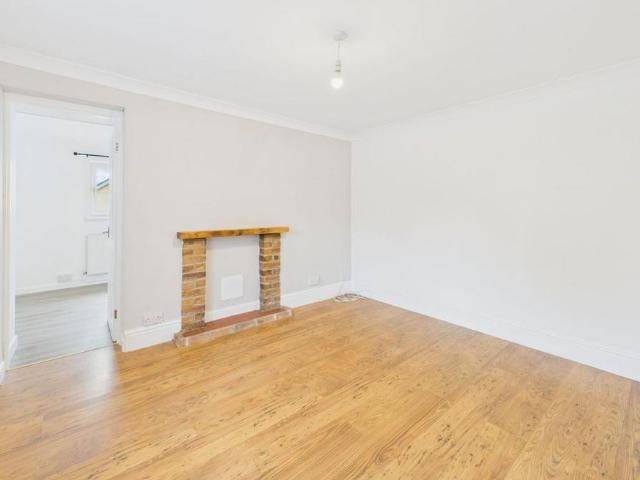 3 bedroom end of terrace house to rent