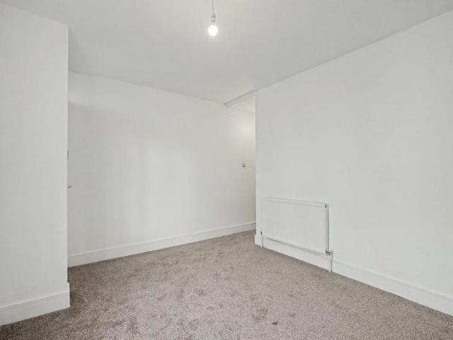 3 bedroom end of terrace house to rent