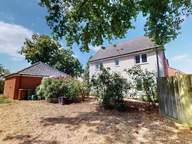 3 bedroom end of terrace house to rent