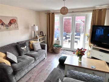 3 bedroom end of terrace house to rent