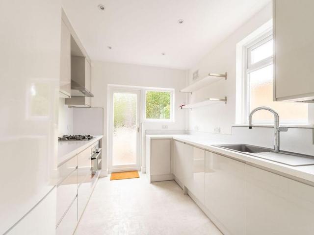 3 bedroom end of terrace house to rent