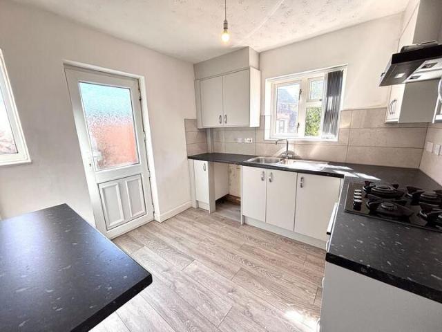 3 bedroom end of terrace house to rent
