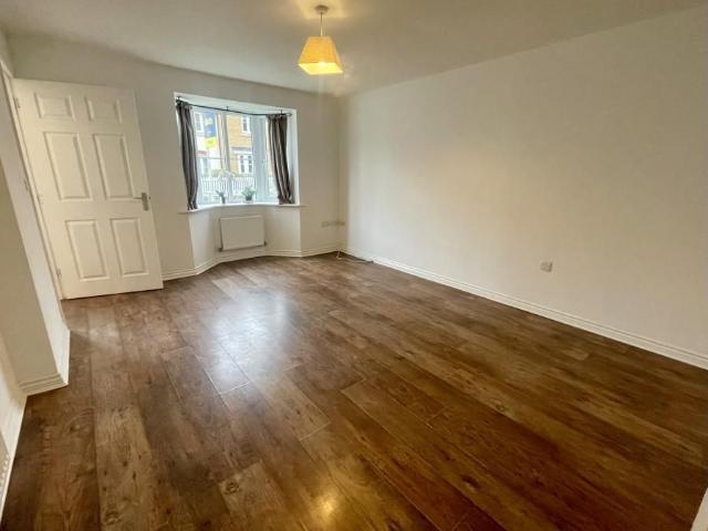 3 bedroom end of terrace house to rent