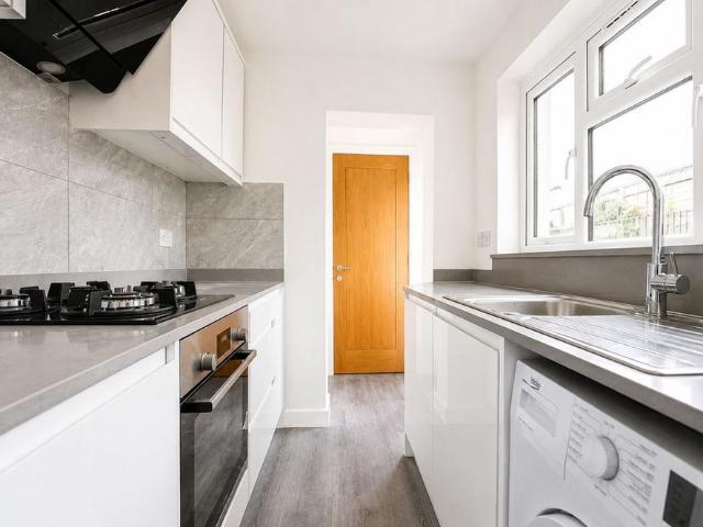 3 bedroom end of terrace house to rent