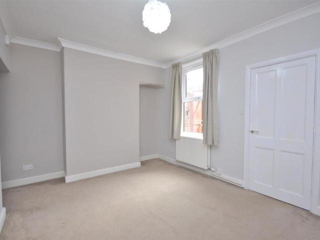 3 bedroom end of terrace house to rent