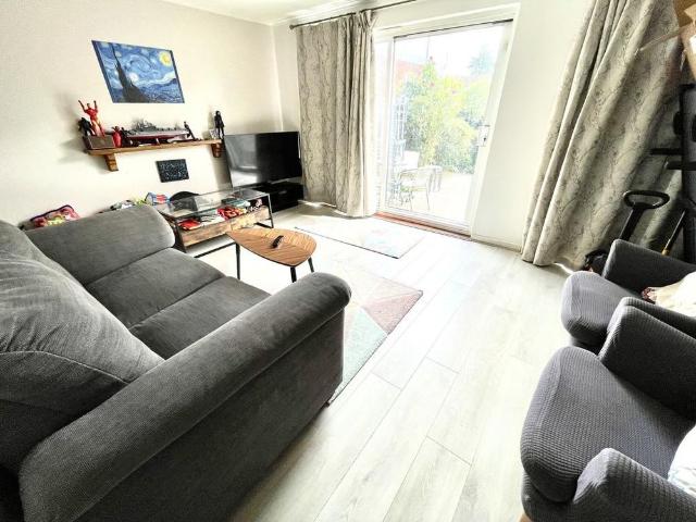3 bedroom end of terrace house to rent