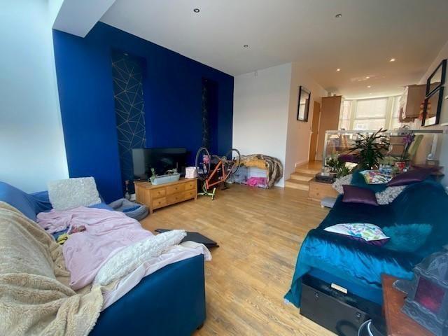 3 bedroom end of terrace house to rent