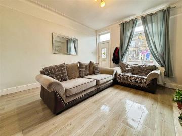 3 bedroom end of terrace house to rent