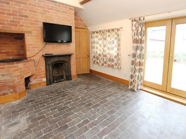 3 bedroom end of terrace house to rent