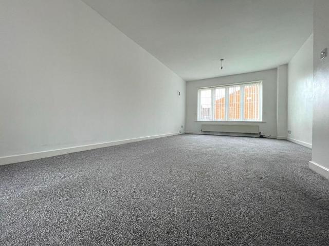 3 bedroom end of terrace house to rent