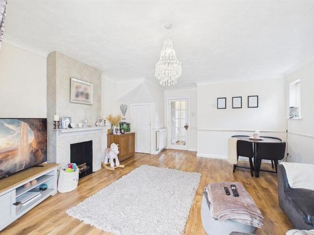 3 bedroom end of terrace house to rent