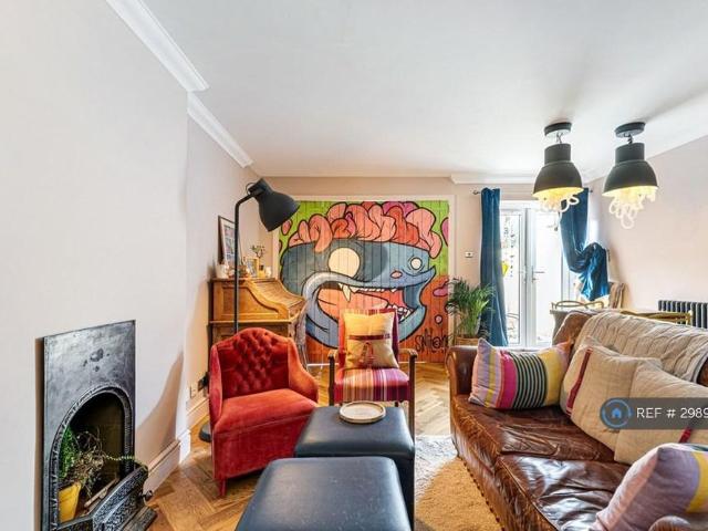 3 bedroom end of terrace house to rent