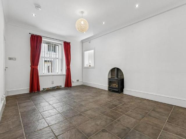 3 bedroom end of terrace house to rent