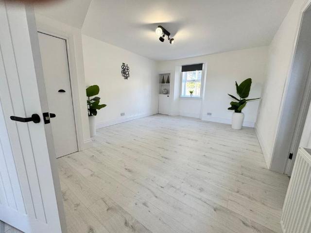 3 bedroom end of terrace house to rent