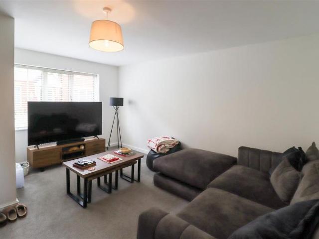 3 bedroom end of terrace house to rent