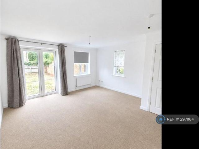 3 bedroom end of terrace house to rent